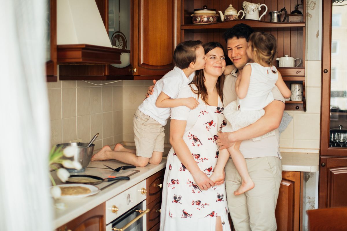 Gezin samen in de keuken